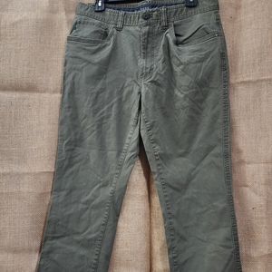 G.H. Bass & Co. Army green pants 32W 30L in great worn condition.